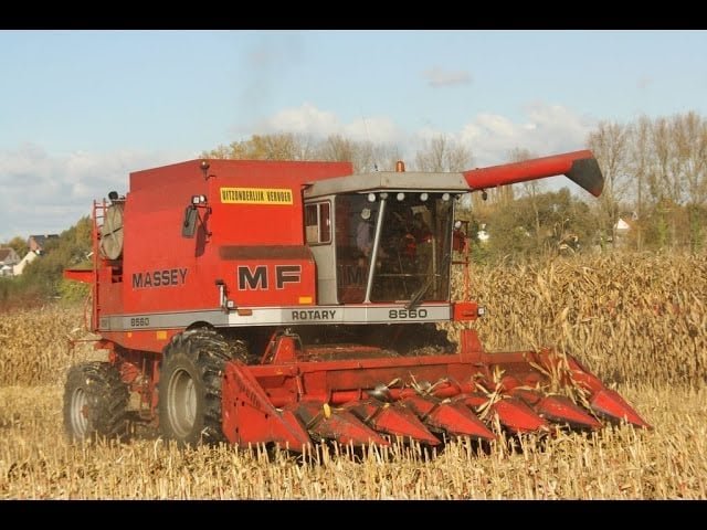 Harvester Massey Ferguson 8560 combine