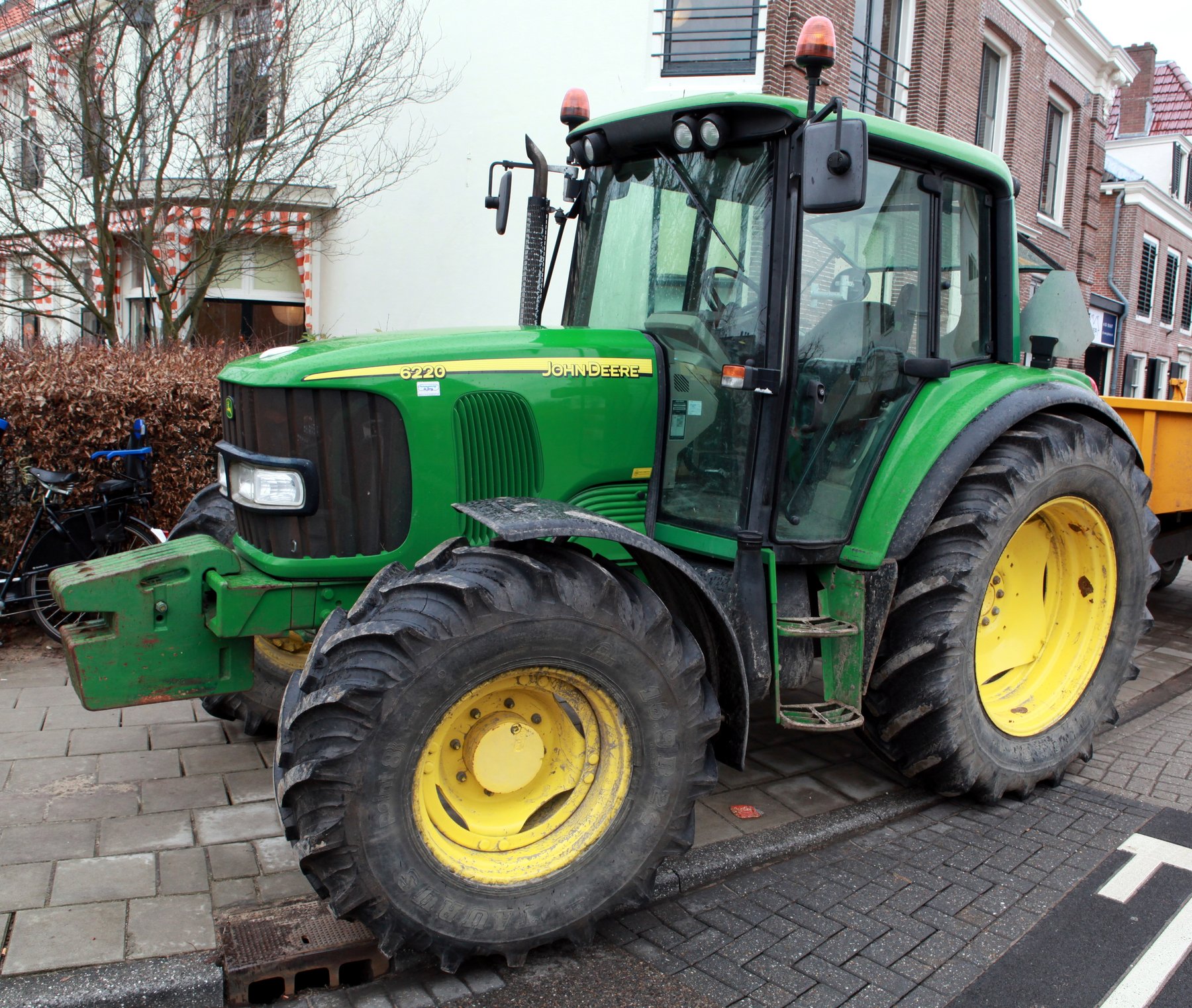 John Deere 6220L