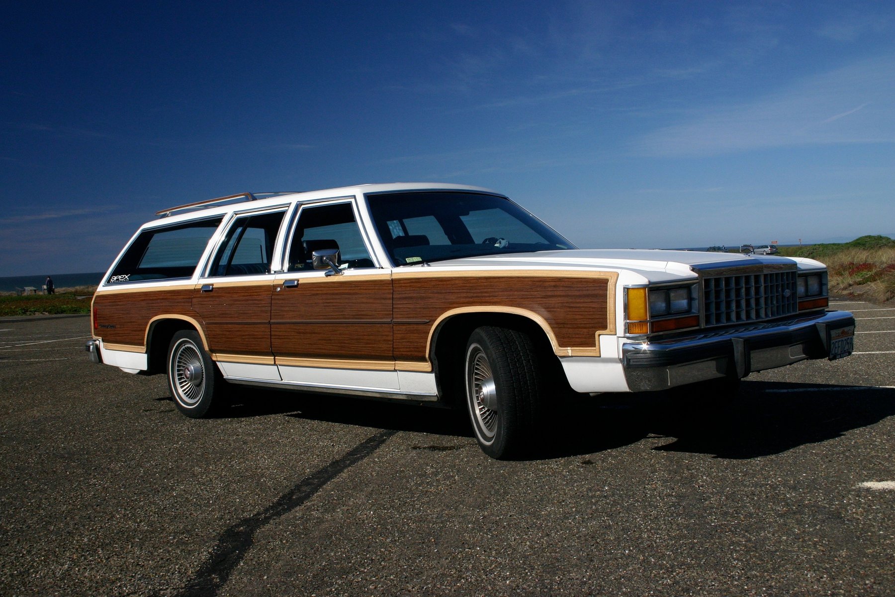 Van Ford COUNTRY SQUIRE STATION WAGON BP44F-E