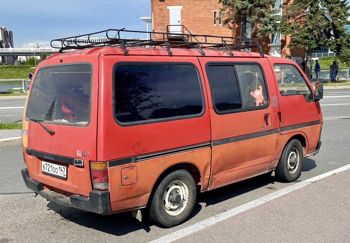 Van Isuzu Midi
