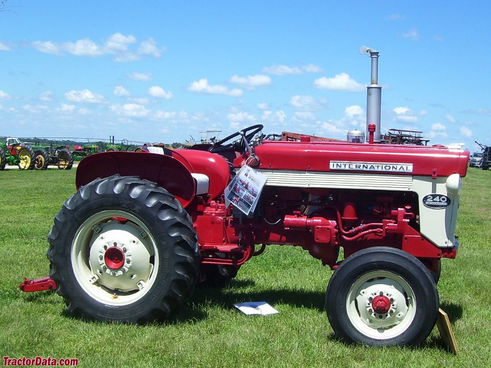 Tractor International Harvester 240 UTILITY