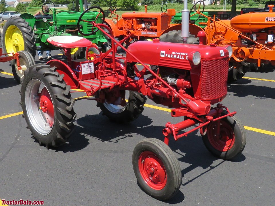 Tractor International Farmall CUB