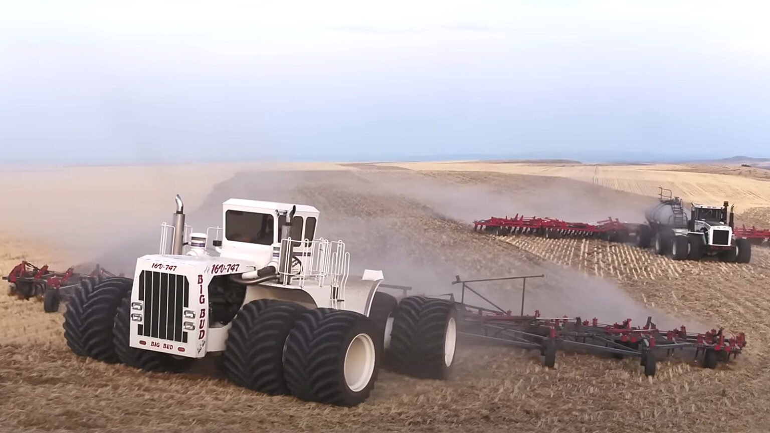 Tractor V16 Powered Big Bud 747