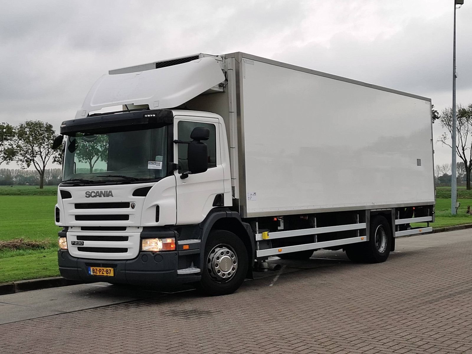 Samochód ciężarowy Scania P 230 4X2