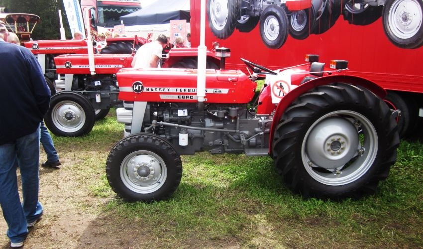 Tractor Massey Ferguson Ebro 147 vineyard