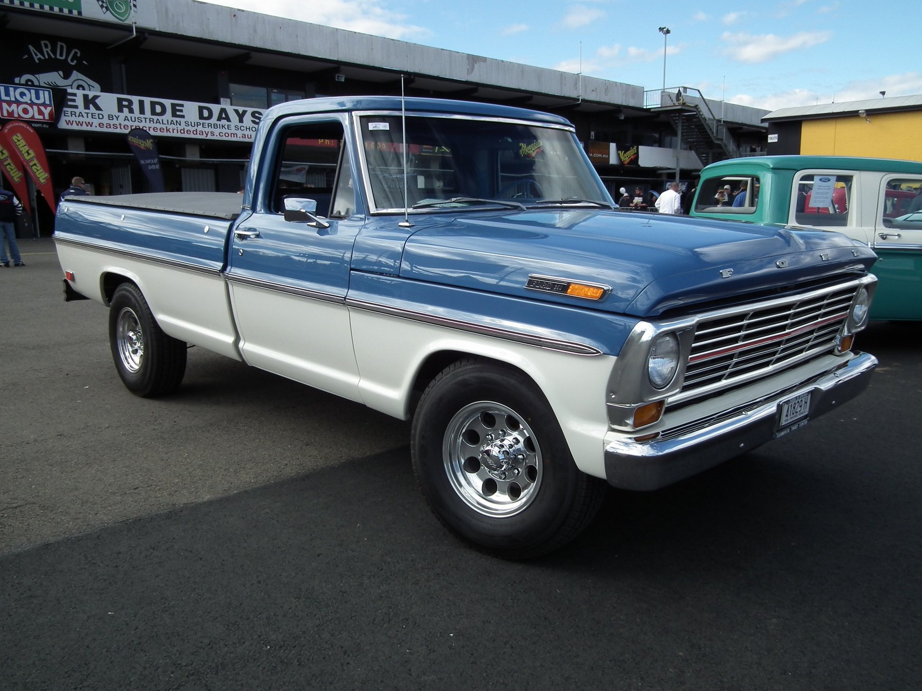 Ford F-250 CUSTOM CAB
