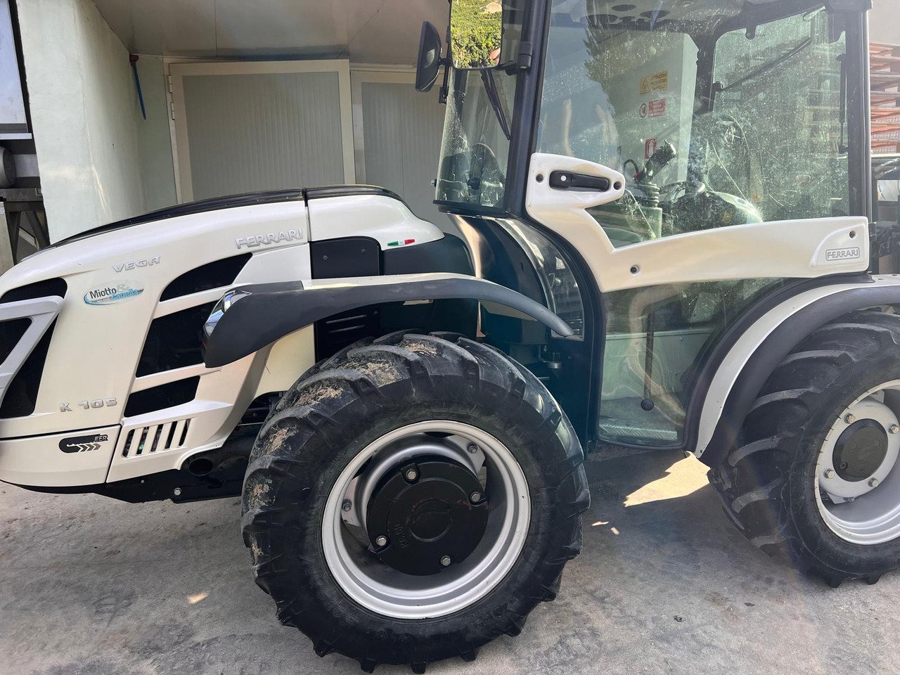 Tractor Ferrari Vega K105