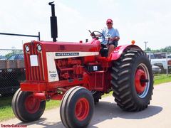 International Harvester FARMALL 806