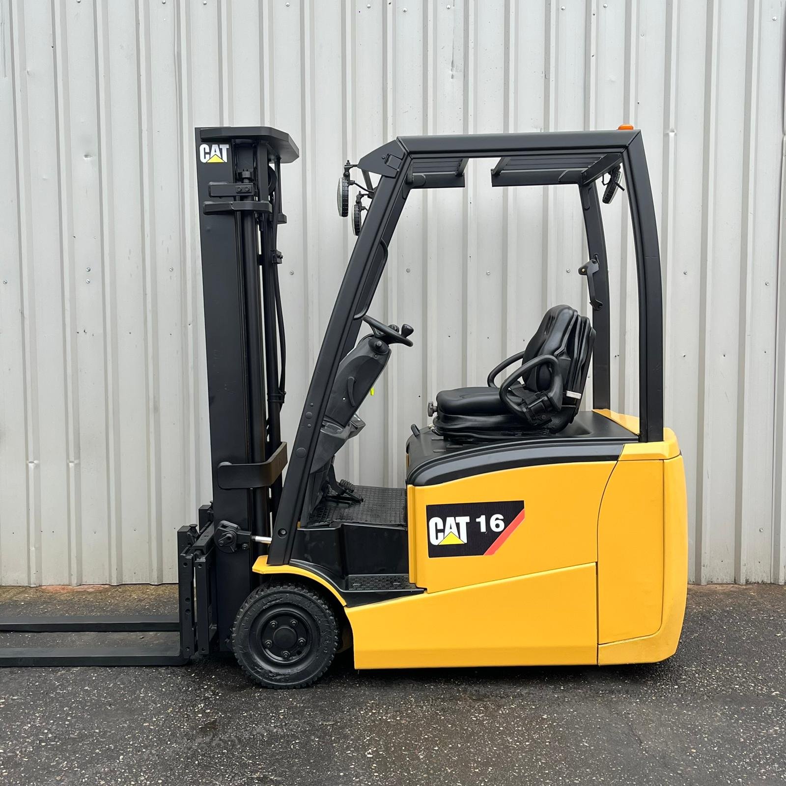 Electric forklifts CAT Lift Trucks EP16CPNT