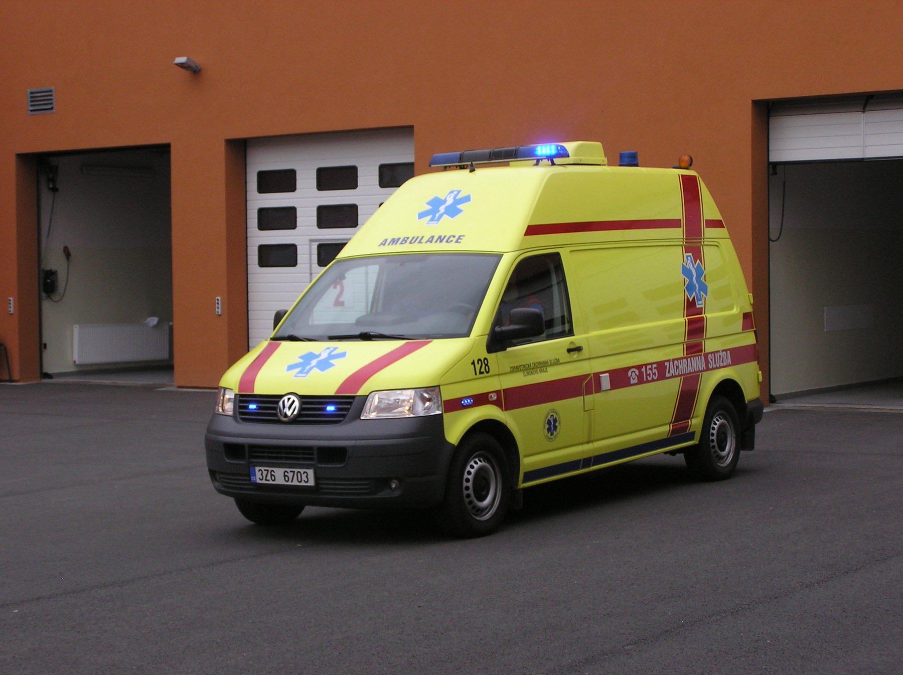 Van Volkswagen TRANSPORTER T5 AMBULANCE