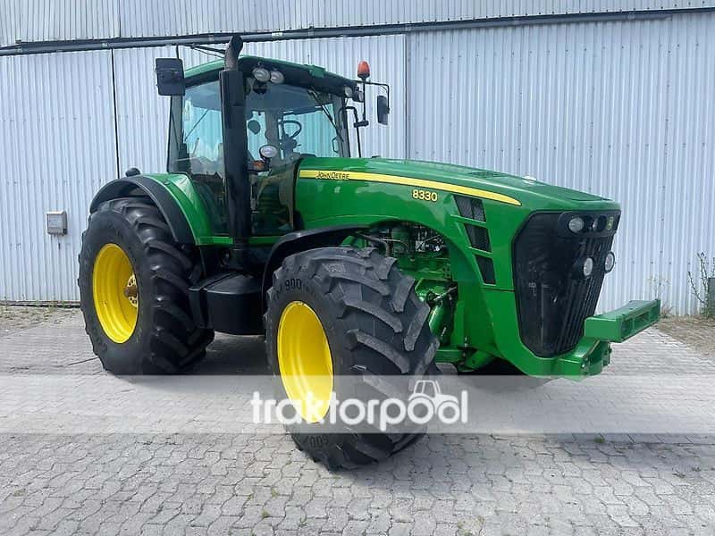 Tractor John Deere 8330T 235 PTO hp MFWD