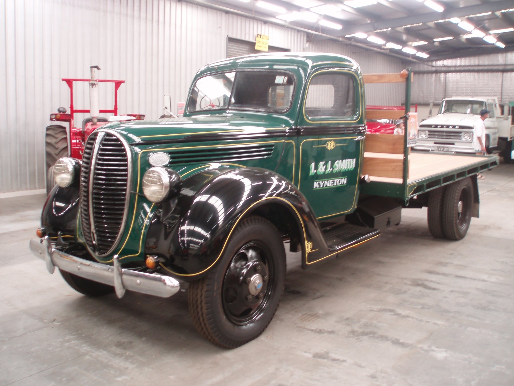 Ford V85
