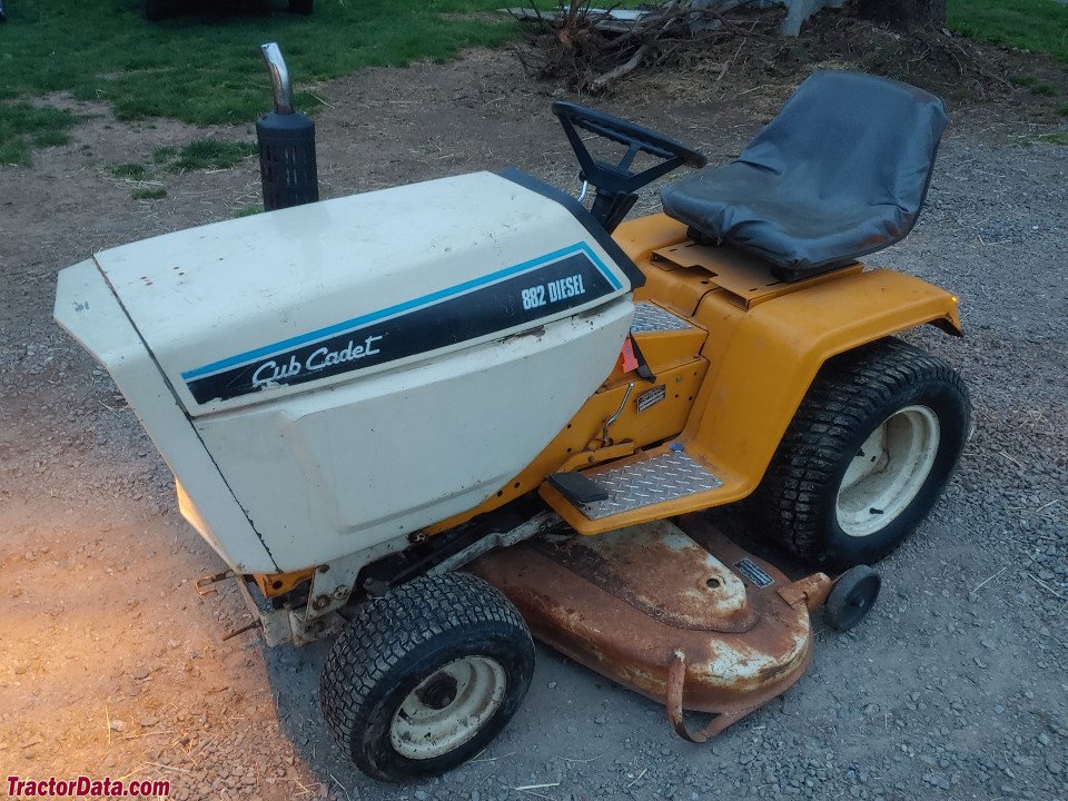 Ride-on mowers Cub Cadet 882