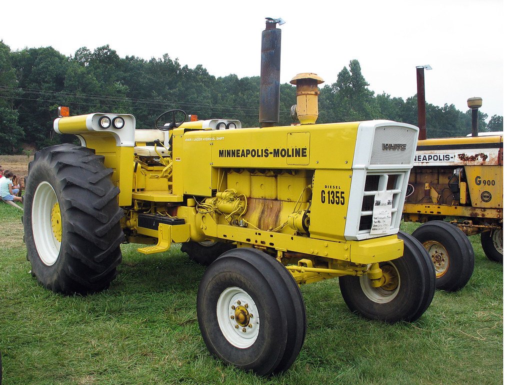 Tractor Minneapolis Moline G-1355