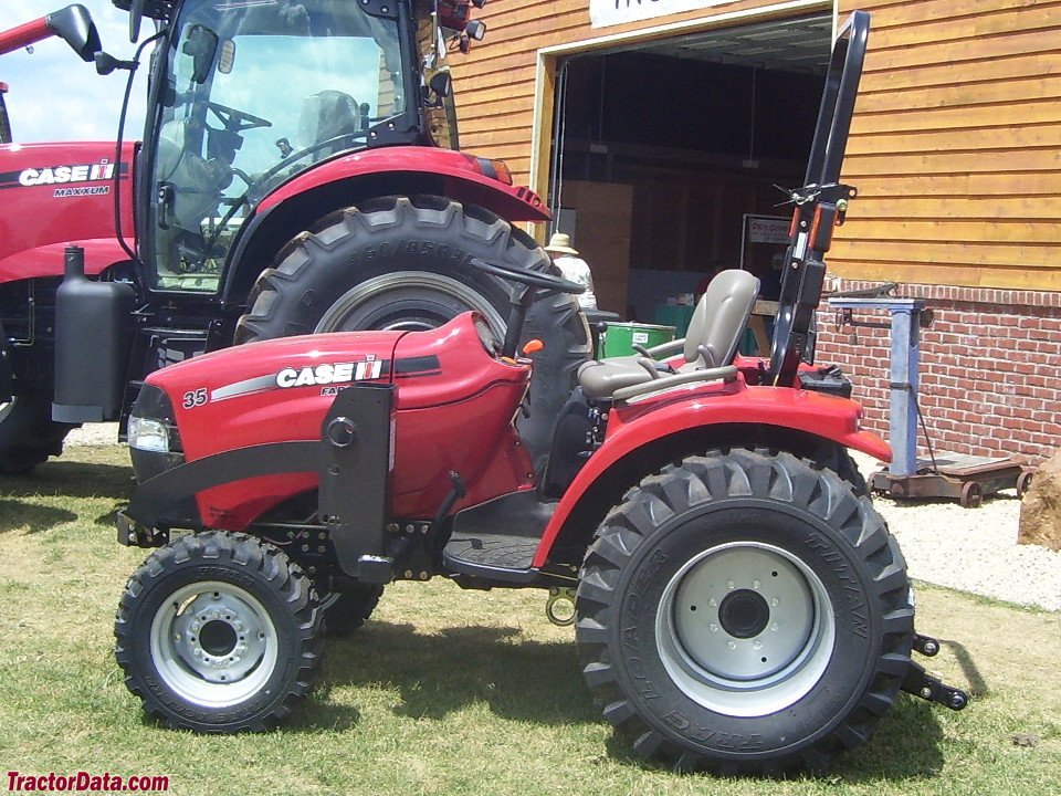 Tractor Case IH Farmall 35B