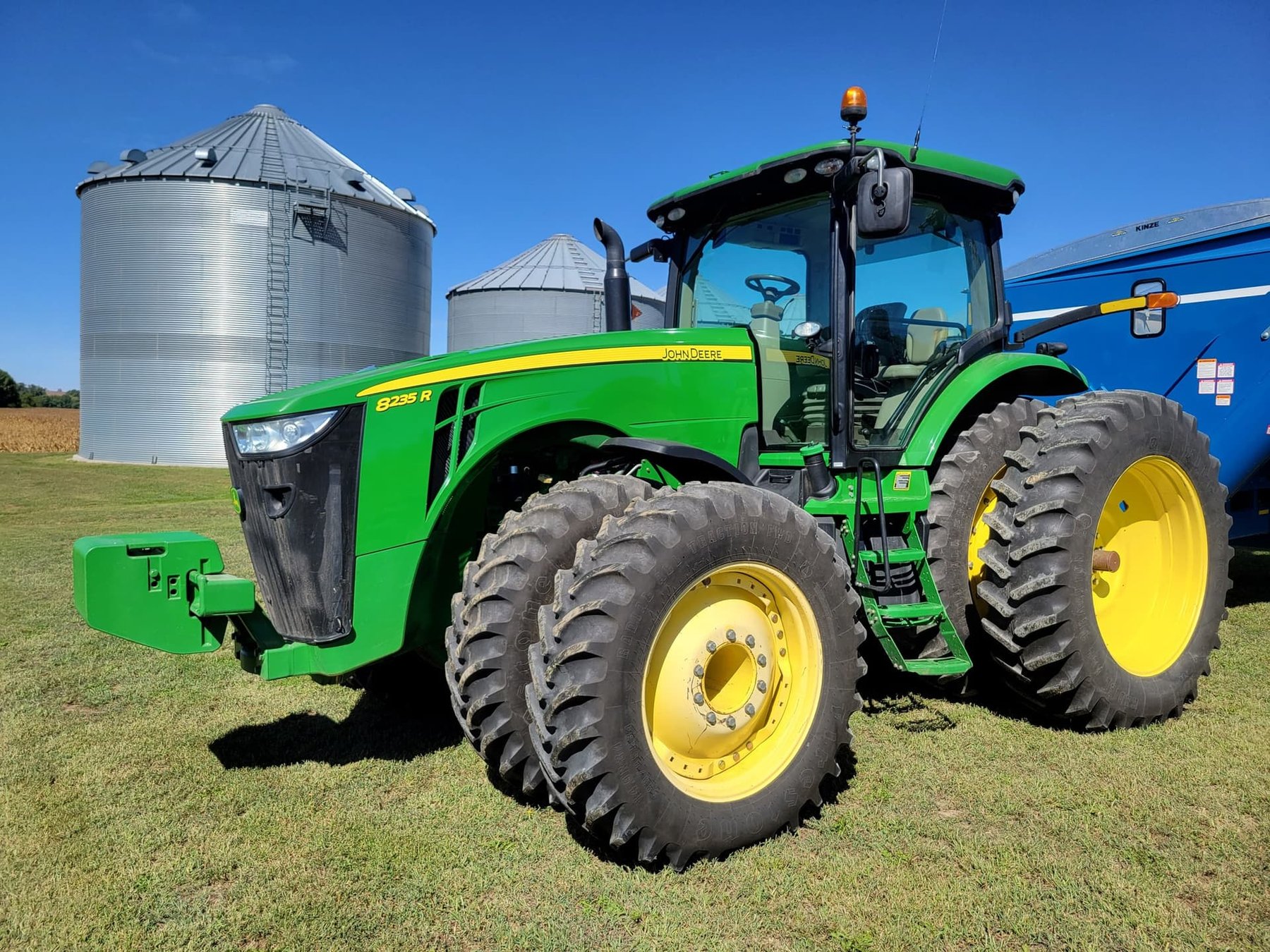 John Deere 8235R