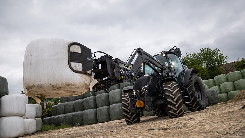Excavator Valtra C 1112-4 backhoe