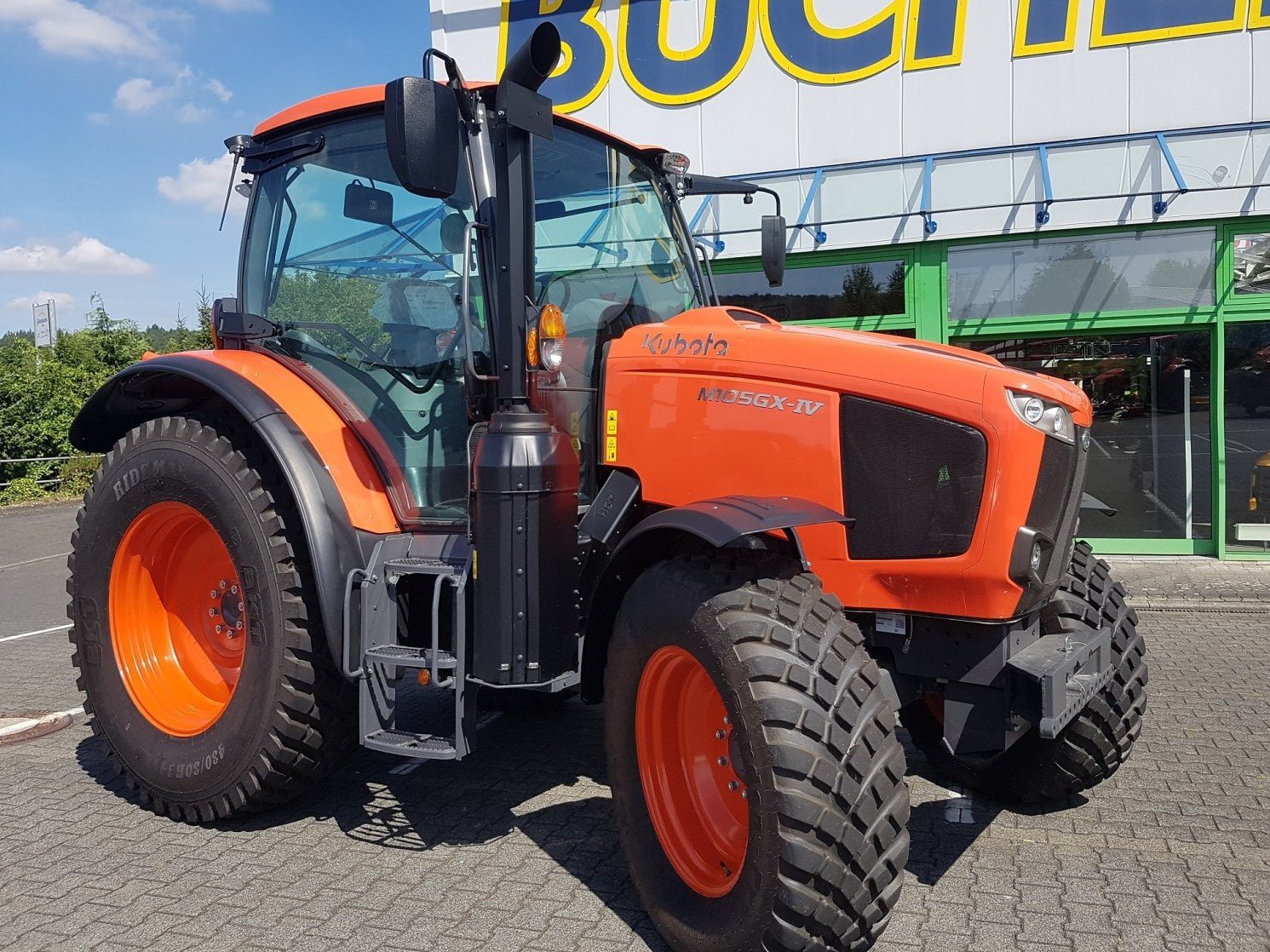 Kubota M105SHDC