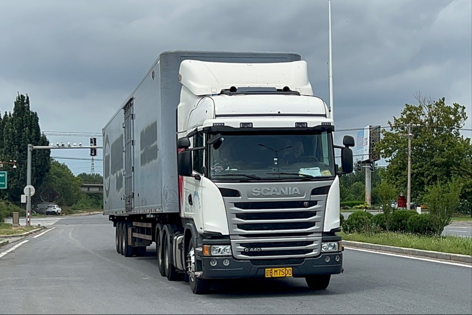 Lastwagen Scania R144LA