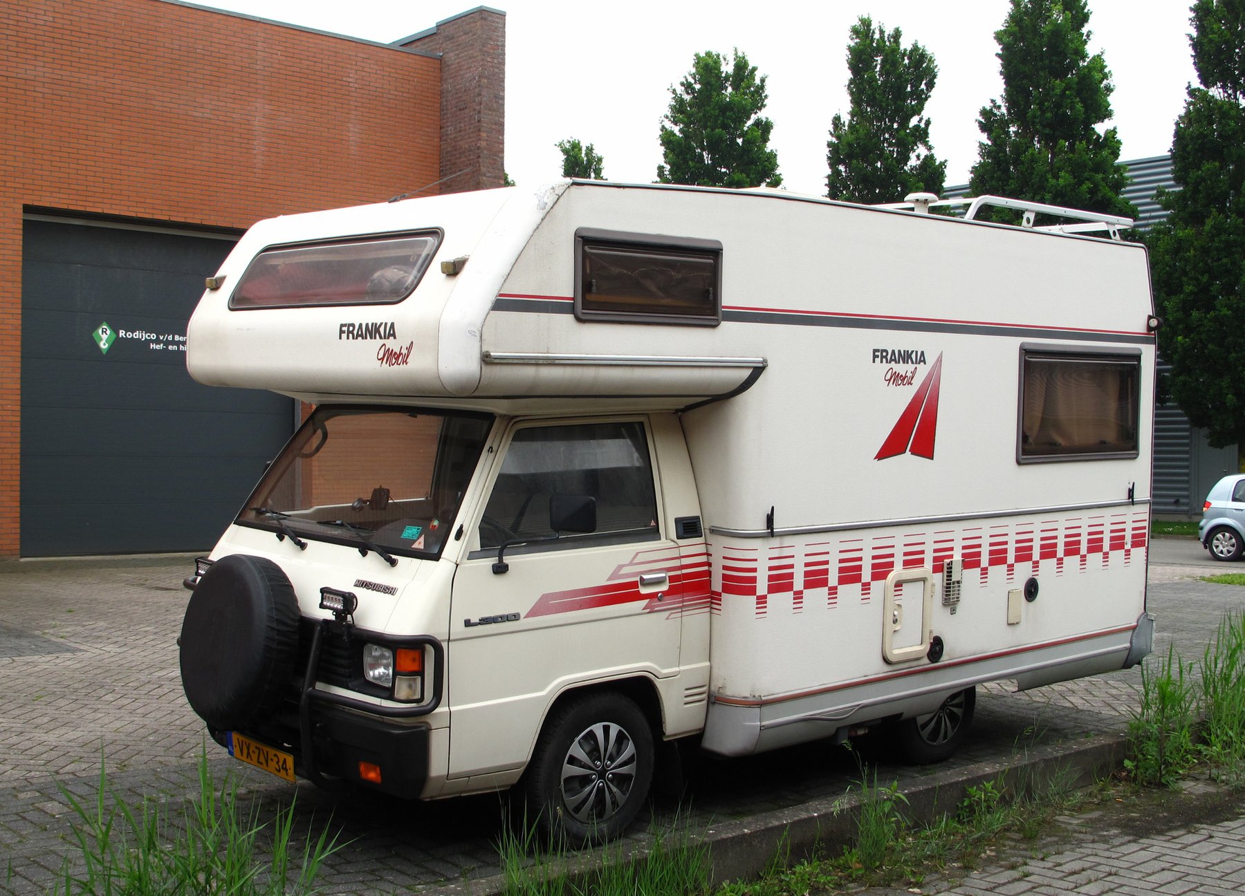Van Mitsubishi LO 30P