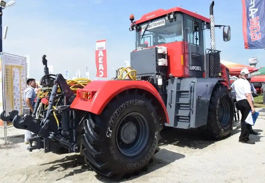 Traktor Kirovets K-419