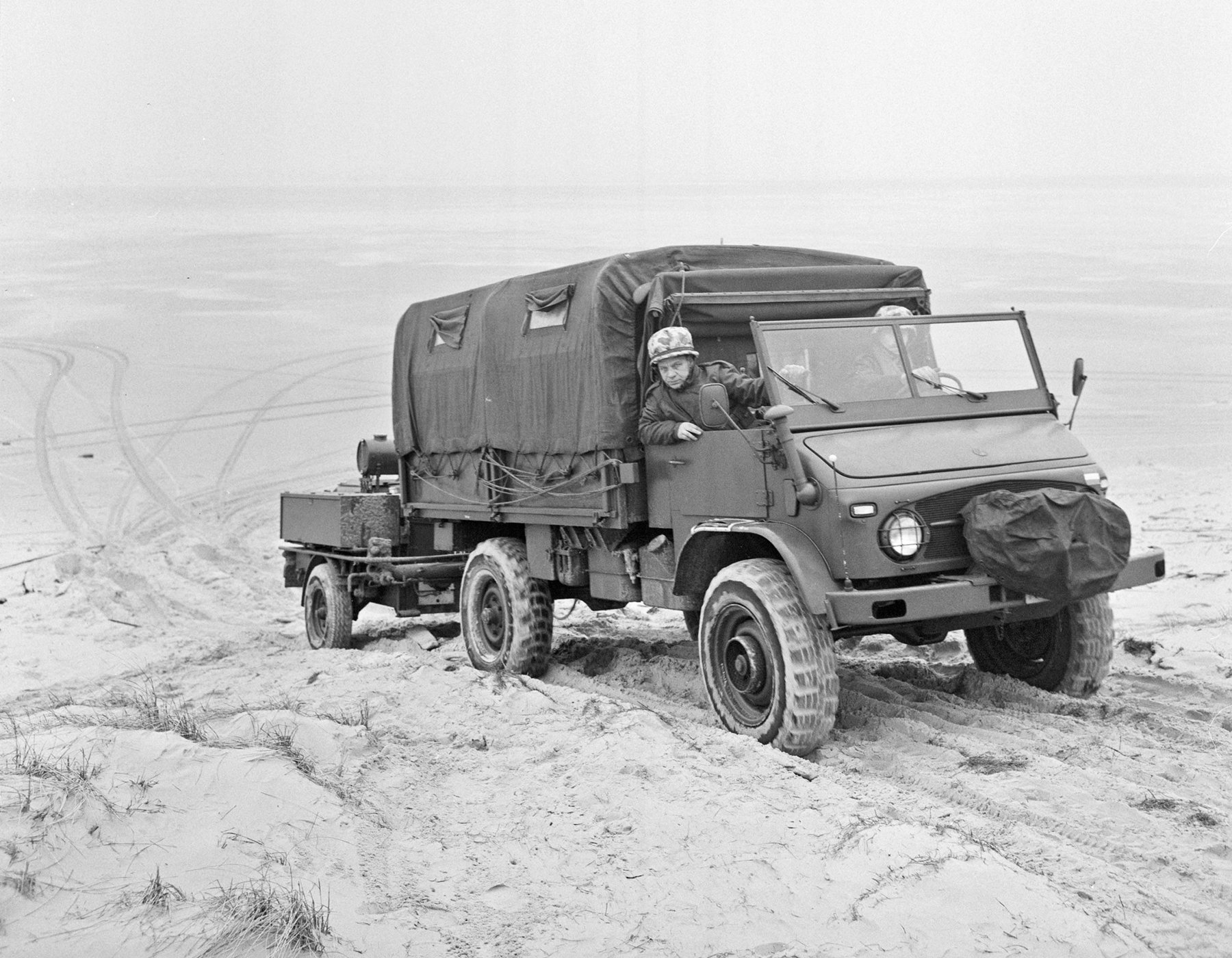 Truck Mercedes Benz UNIMOG S/404 1