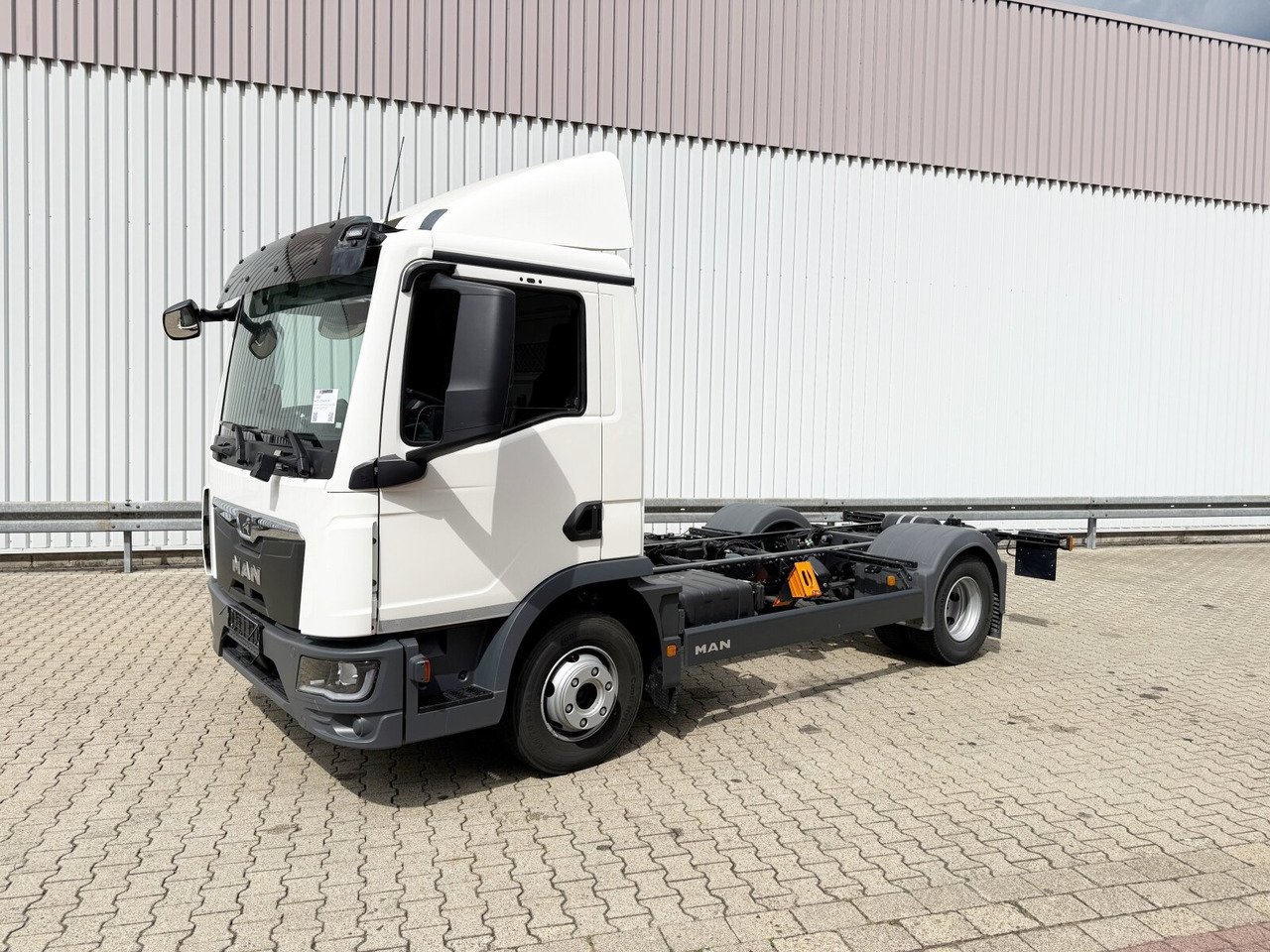 Truck MAN TGL 12.250 4x2 BB CH