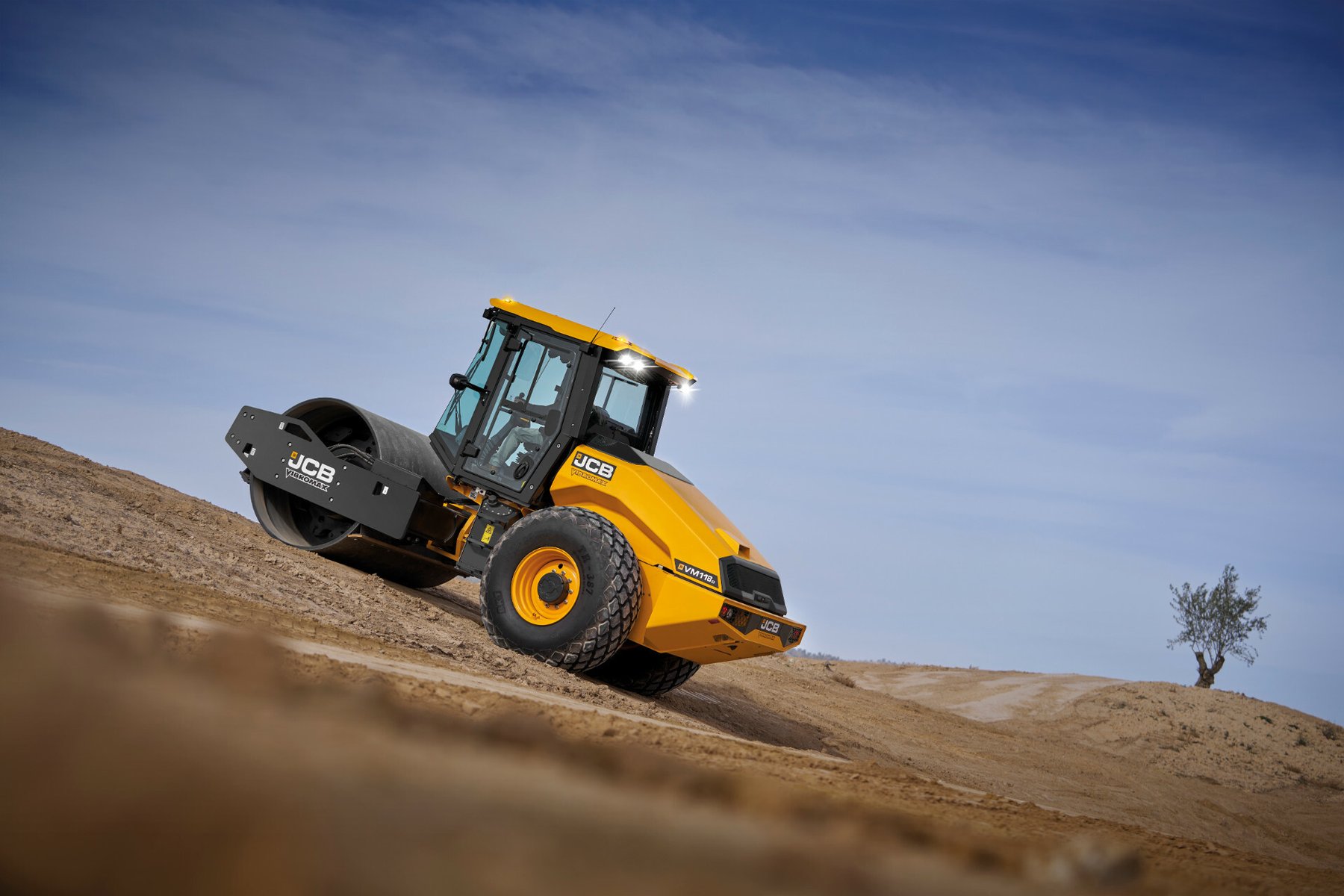 Straßenbaumaschine JCB VM128D