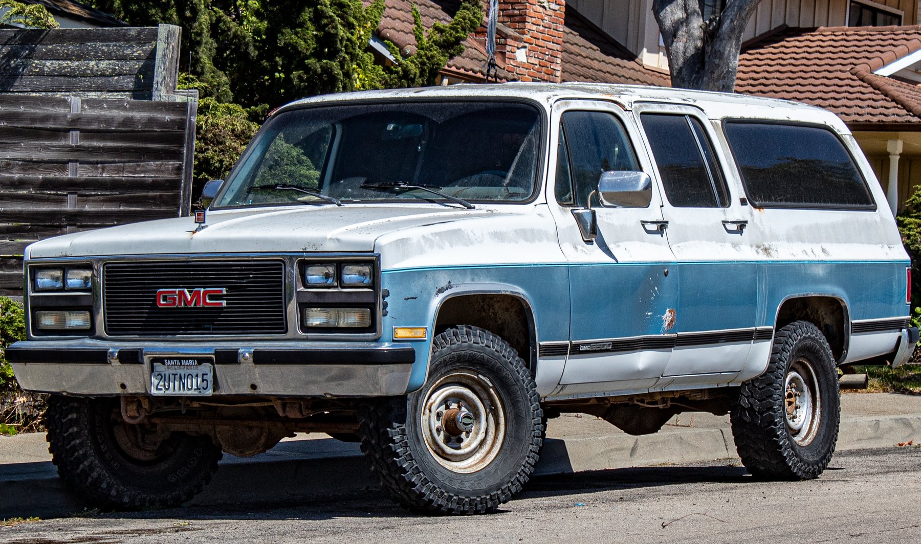 Truck GMC 2500 SUBURBAN