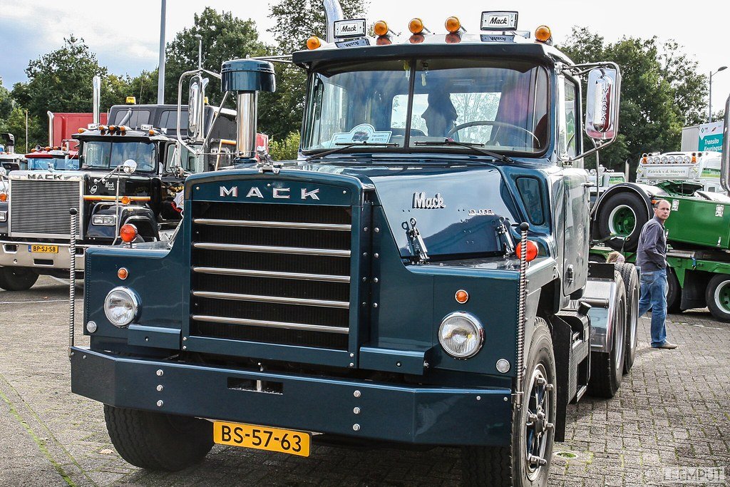 Lastwagen Mack YAZ 6411