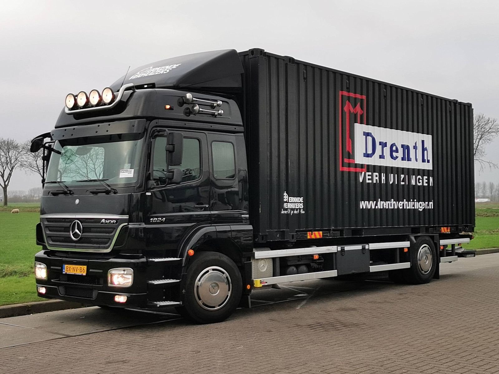 Lastwagen Mercedes Benz 1824