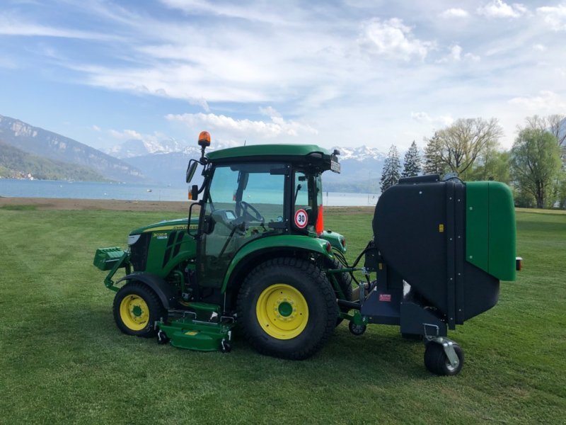 John Deere 3046R