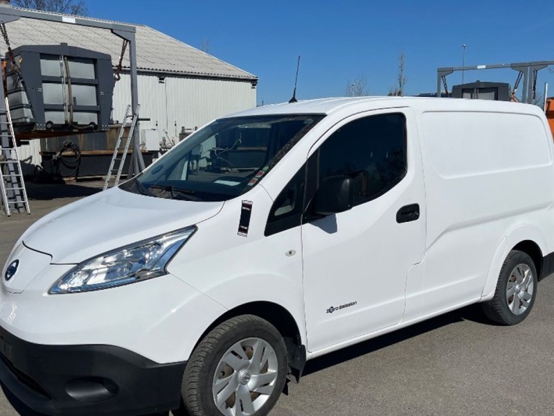 Van Nissan P200T XE