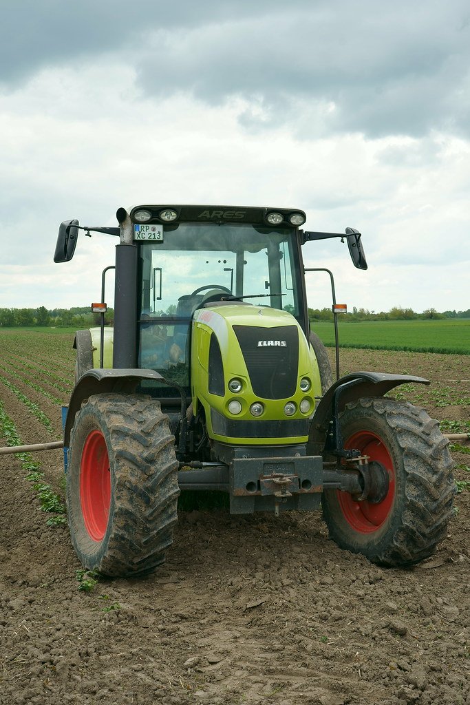 Traktor CLAAS Ares