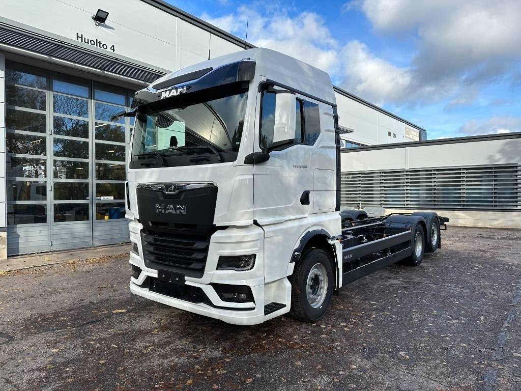 Truck MAN 26.520 6x2-4 LL CH