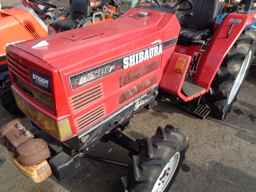 Traktor Shibaura D235F