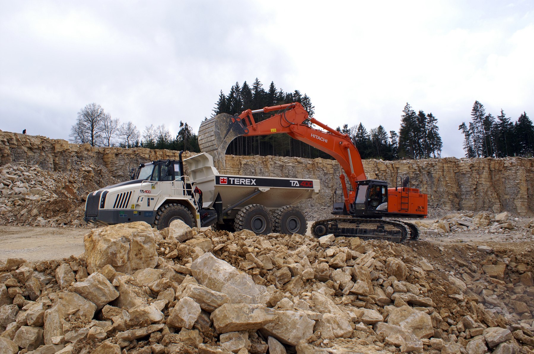 Excavator Hitachi ZX670LCH-3