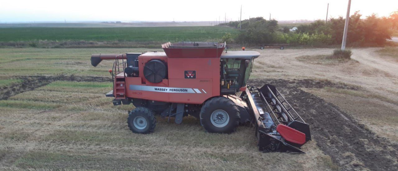 Harvester Massey Ferguson 9690 combine