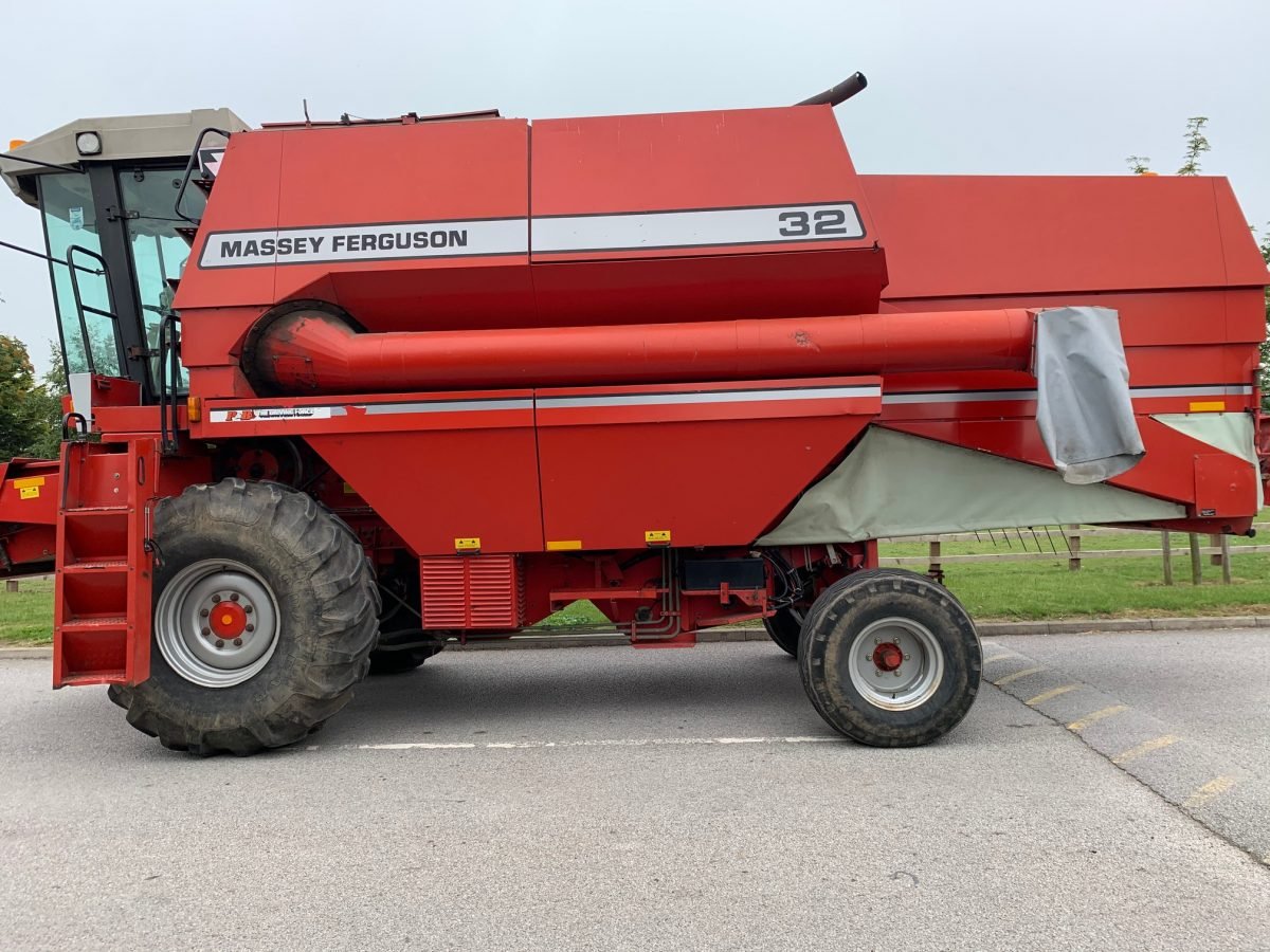 Harvester Massey Ferguson 32 combine