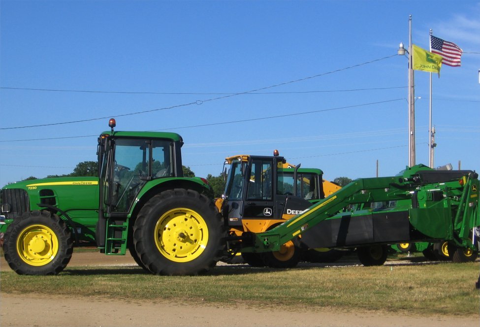 Tractor John Deere 7230 Premium Cab Tractor MFWD