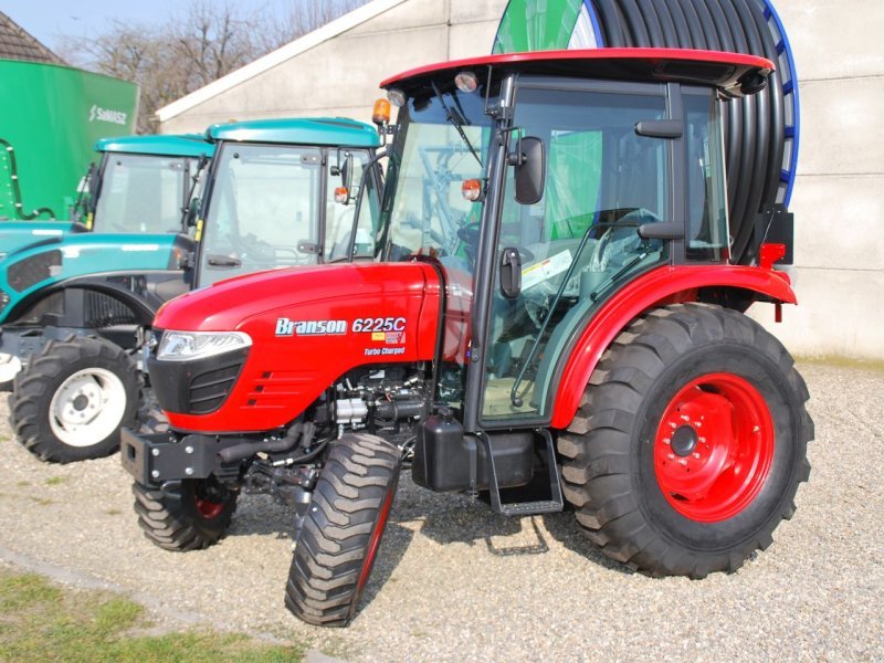 Traktor Branson 6225C