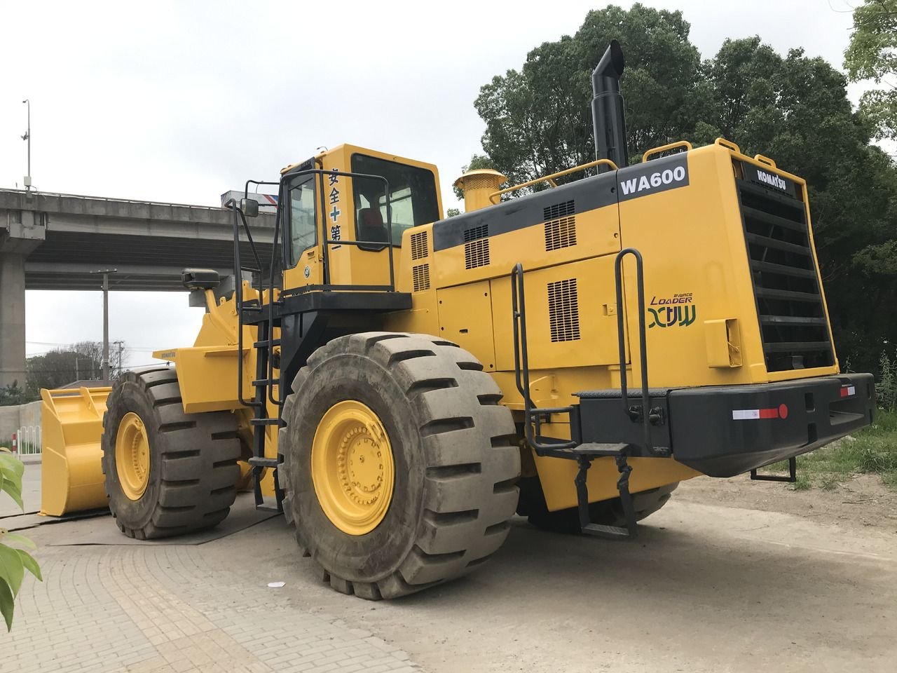 Komatsu WD900-3