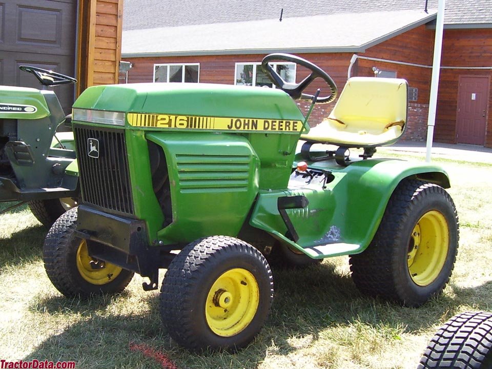 Ride-on mowers John Deere 216