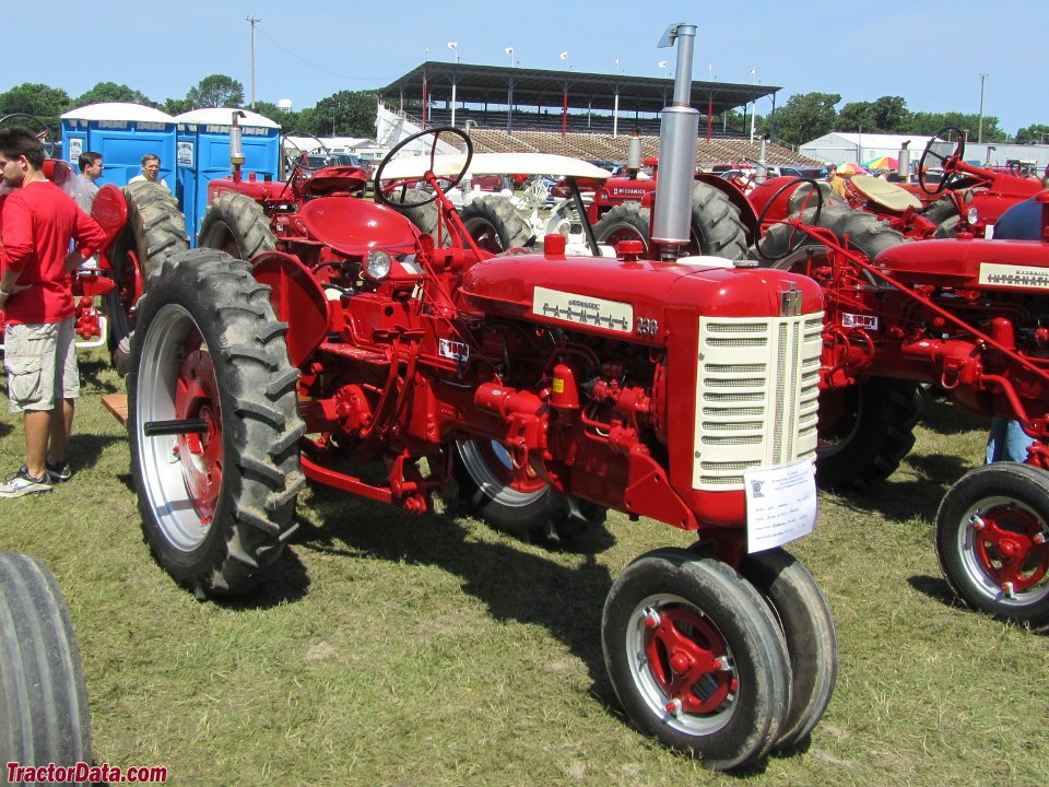 Tractor International Farmall 230