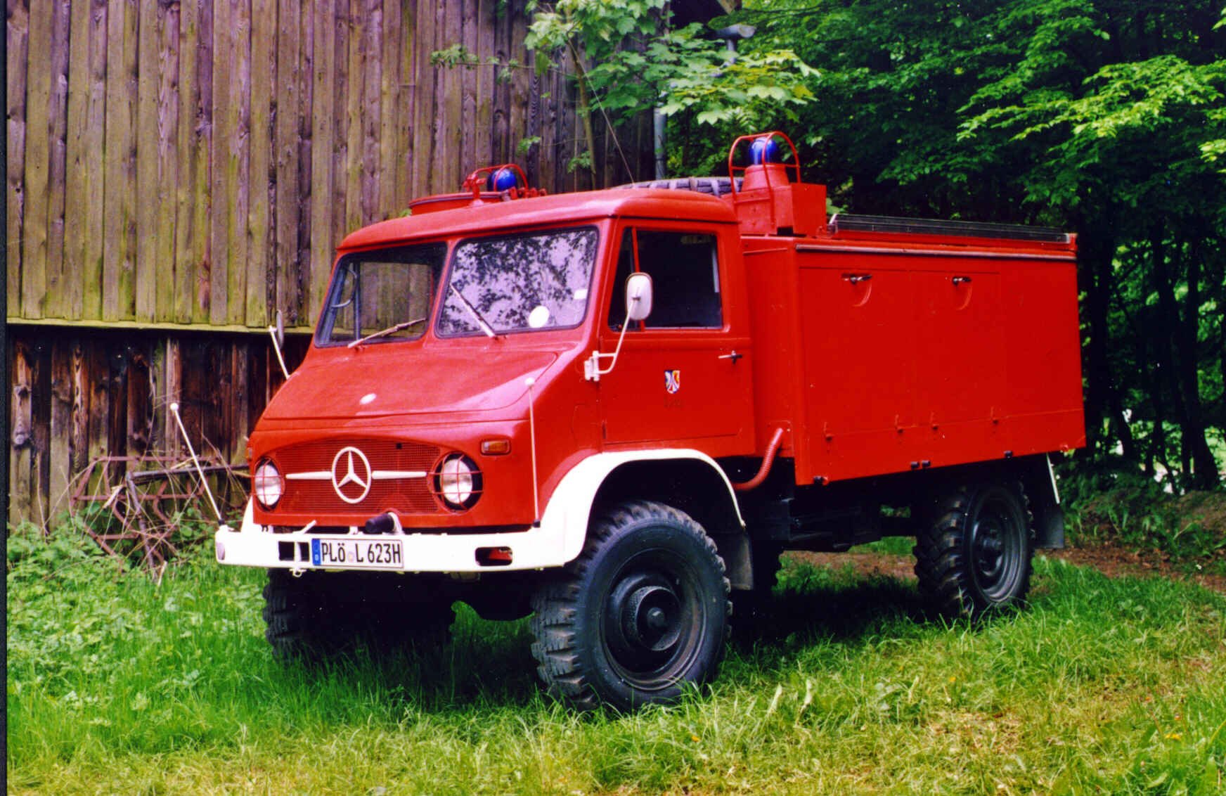 Van Mercedes Benz 404 UNIMOG