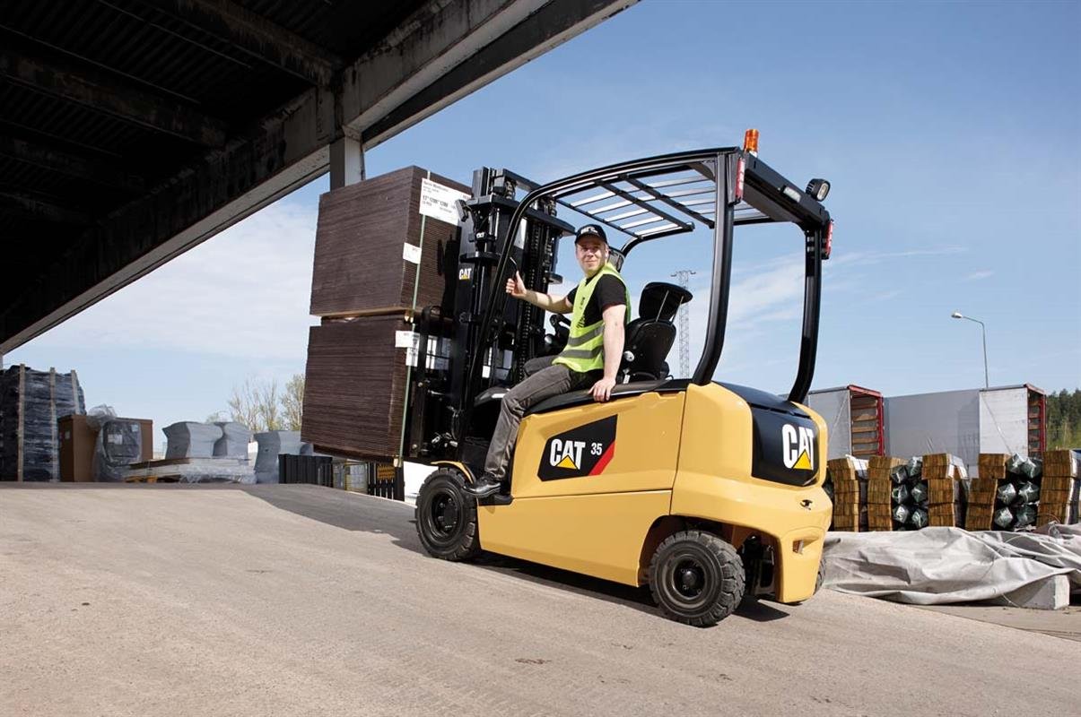 Electric forklifts CAT Lift Trucks EP30CN