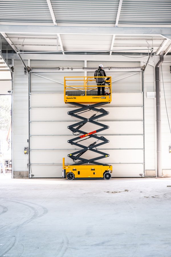 Aerial work platforms Haulotte Compact 2747E