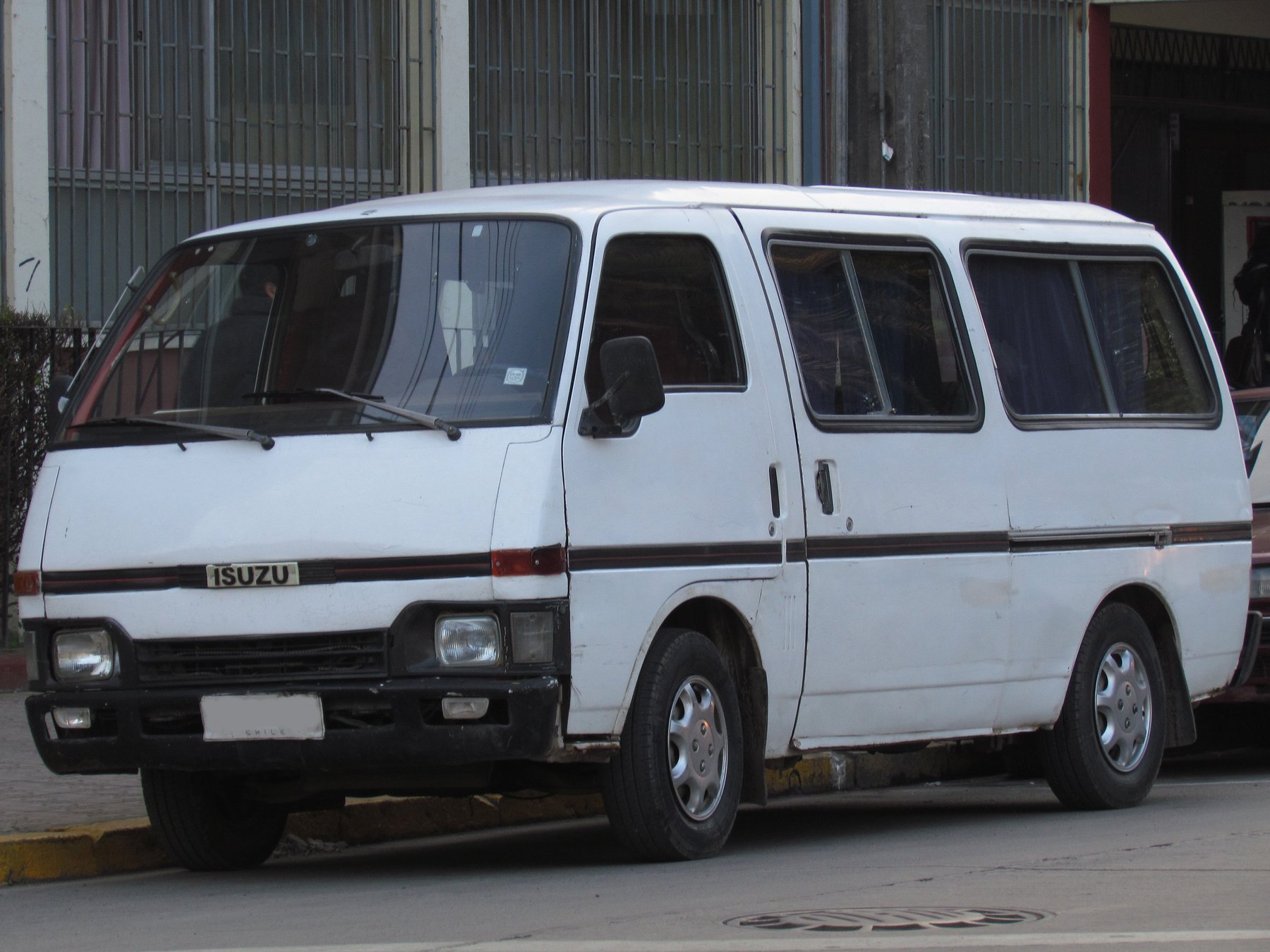 Van Isuzu WFR12FV