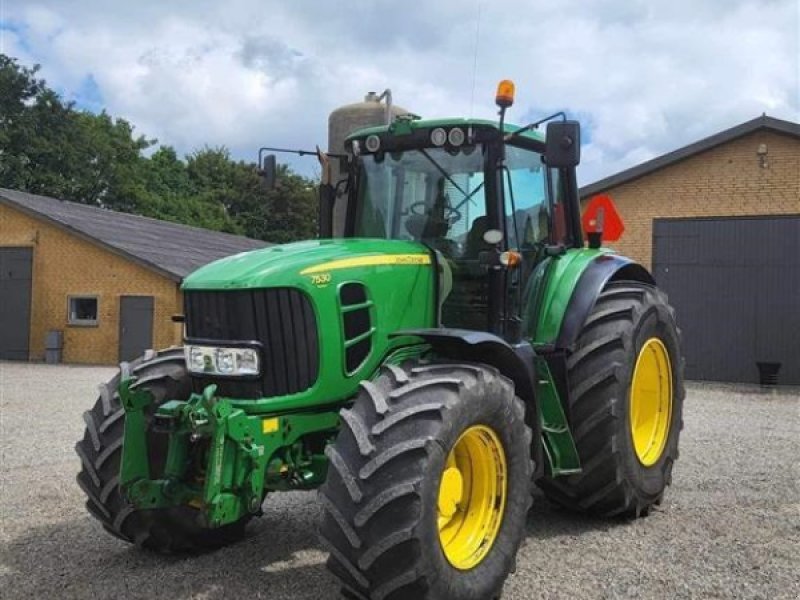 Traktor John Deere 7530