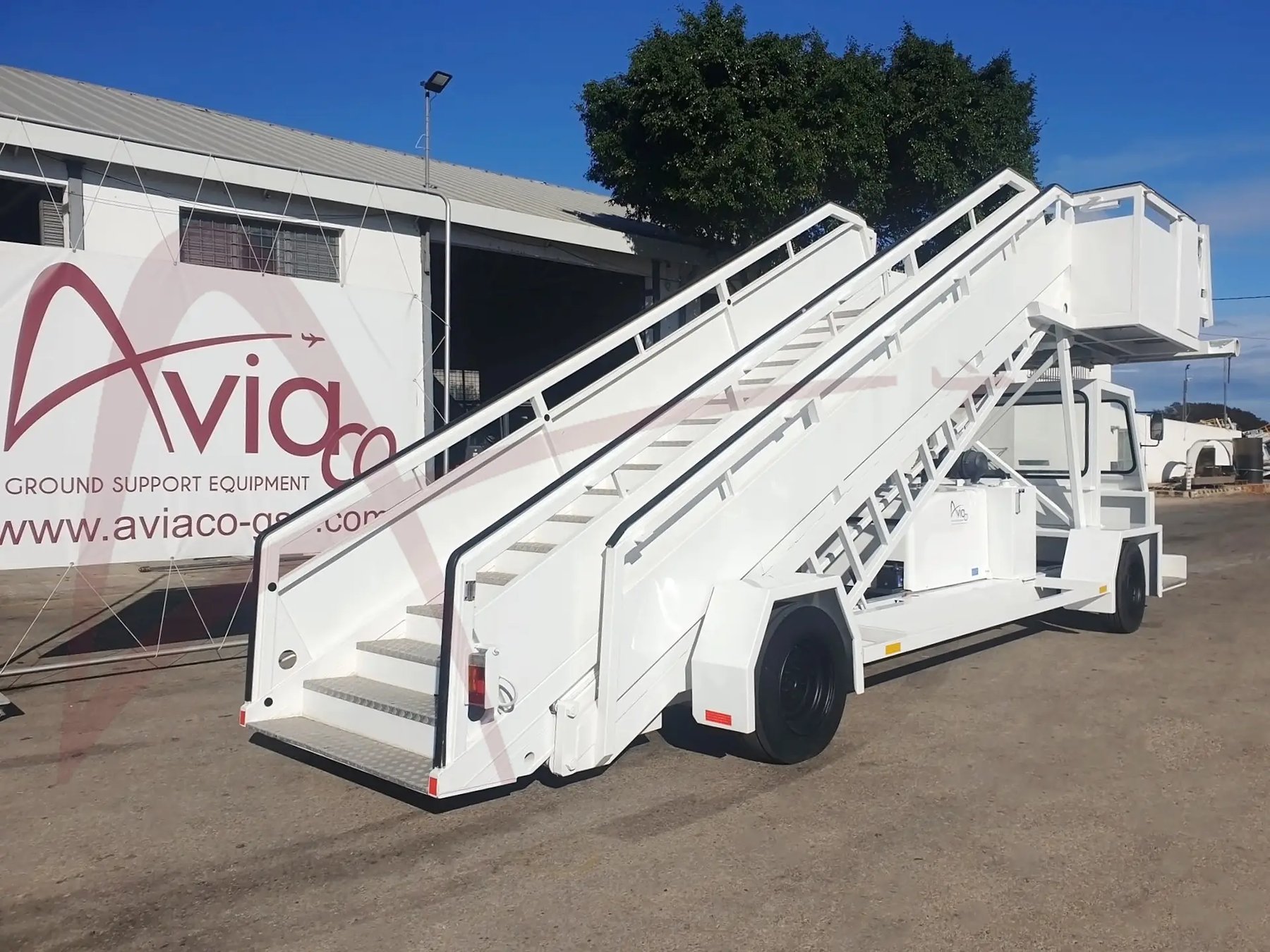 Technika lotniskowa TEC Hünert Widebody stairs